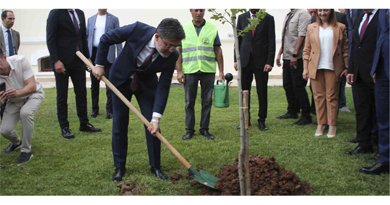 <h1>BAKAN YUMAKLI: ''2025 YILINDA 517 MİLYON ADET TOHUM VE FİDANI ÜLKEMİZİN BEREKETLİ TOPRAKLARIYLA BULUŞTURDUK''</h1>