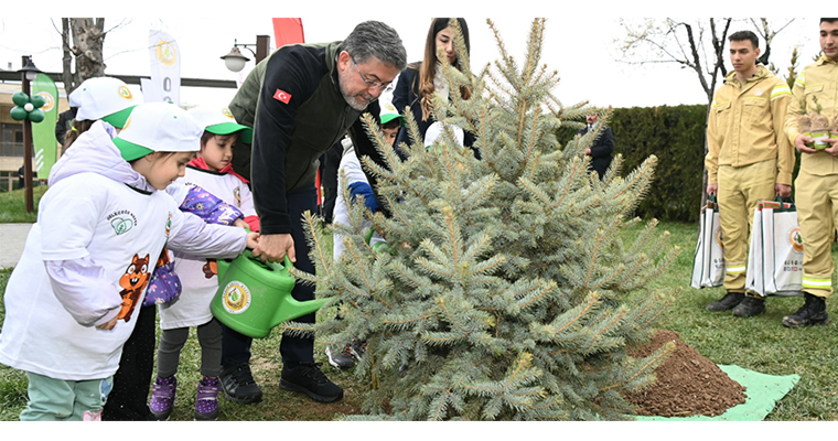 <h1>BAKAN YUMAKLI, ORMAN HAFTASI’NDA ÇOCUKLARLA FİDAN DİKTİ</h1>